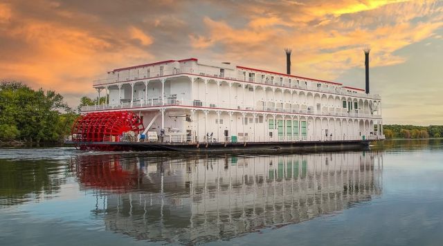 An elegant river steamboat on the Mississippi River connecting their guests and crew on FMC GlobalSat's 5G/LTSAT network! 📶⚓  #5G #4G #broadband #Fmcglobalsat #iot #4GLTSAT #5GLTSAT #MississippiRiver #Riverboat #cruising #cruiseship #rivercruise #Cruise